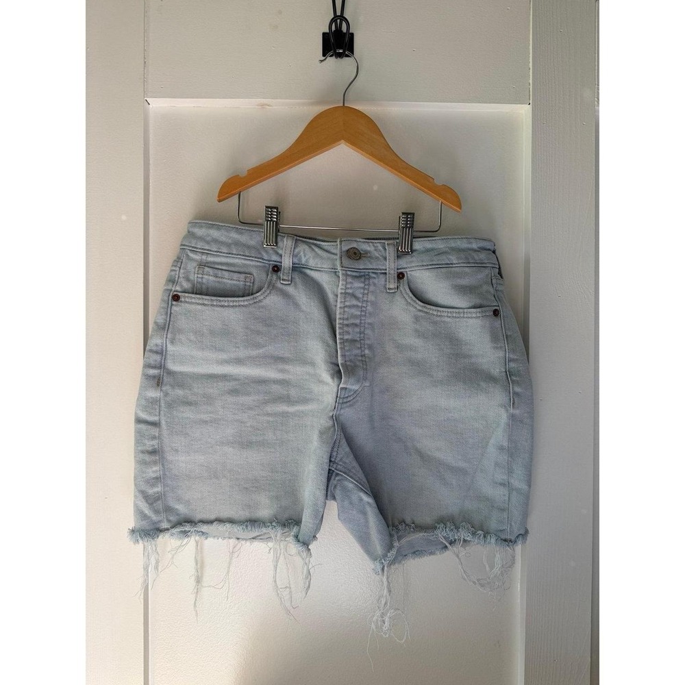 Old Navy Women's Light Wash Frayed Hem Denim Shorts
